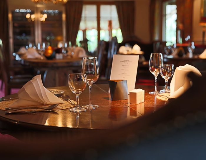 Gedeckter Tisch mit Weingläsern
