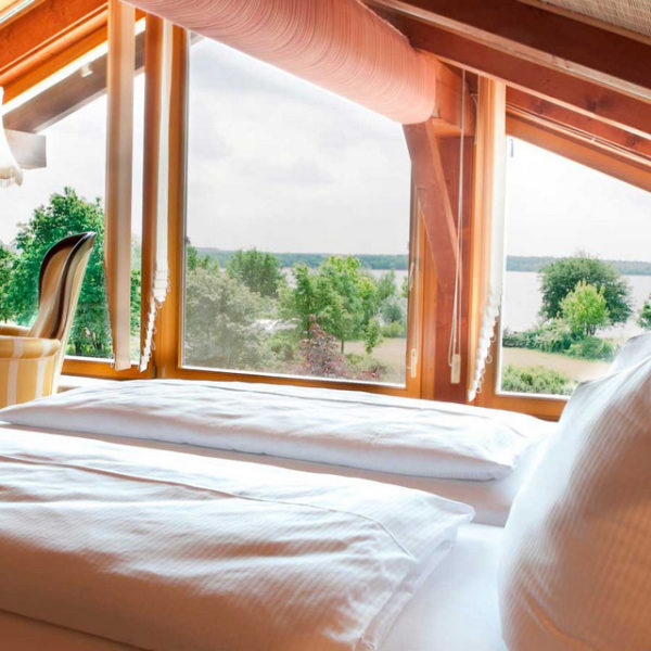 Bett mit Panorama-Seeblick