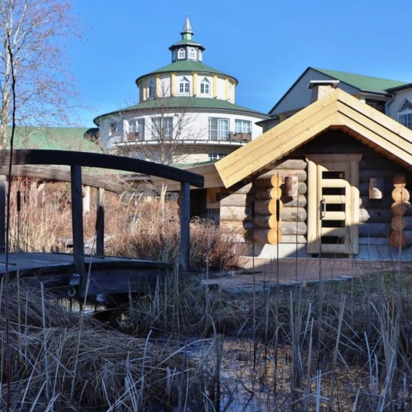 Blockhütte der Yrttisauna vor Hotelgebäude