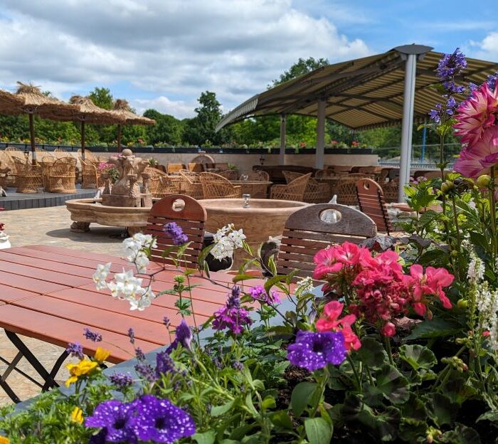 Biergarten der Lutki Hütte im Sommer